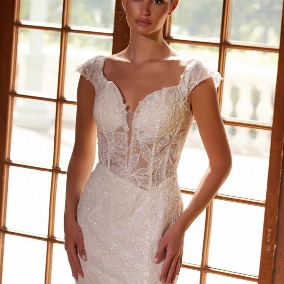 White wedding dress. Bridal gown - Picture 2 of 5